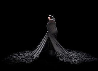 Η συγκινητική ιστορία του Γιάννη Σκαραγκά για τη θρυλική “Κυρά της Ρω” επιστρέφει στο σανίδι για 7η χρονιά