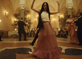 Poor Things: Ο χορός της Bella που έγινε viral γυρίστηκε 60 φορές σε 12 ώρες