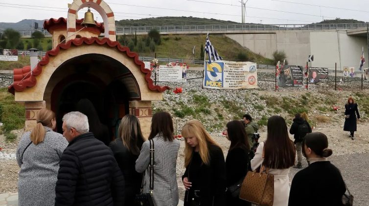 Τέμπη: Πένθιμα θα ηχήσουν οι καμπάνες στις εκκλησίες – 57 χτυπήματα όσα και τα θύματα