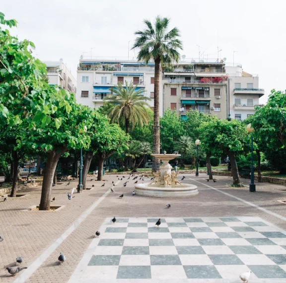 φωτίστηκε-η-πλατεία-αμερικής-το-βίντ
