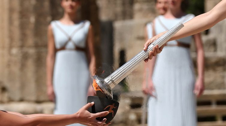 Αφή Ολυμπιακής Φλόγας: Αυτές είναι οι νέες ενδυμασίες διά χειρός Μαίρης Κατράντζου