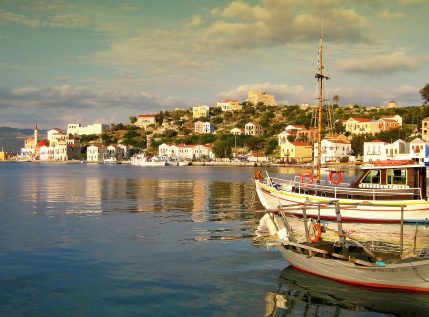 Το ελληνικό νησί που εξυμνούν οι Βρετανοί έχει… στραβά γλυκά και πάμφθηνη μπύρα