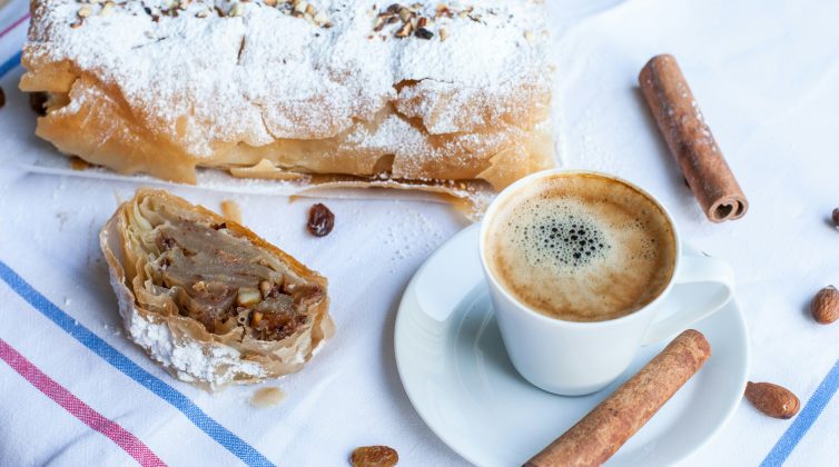 Στρούντελ με μήλα, σοκολάτα και χαλβά για τη νηστεία και όχι μόνο