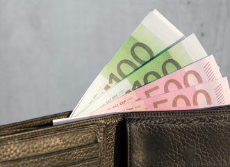 Κατώτατος μισθός: Τι σημαίνει η αύξησή του στα 830 ευρώ
