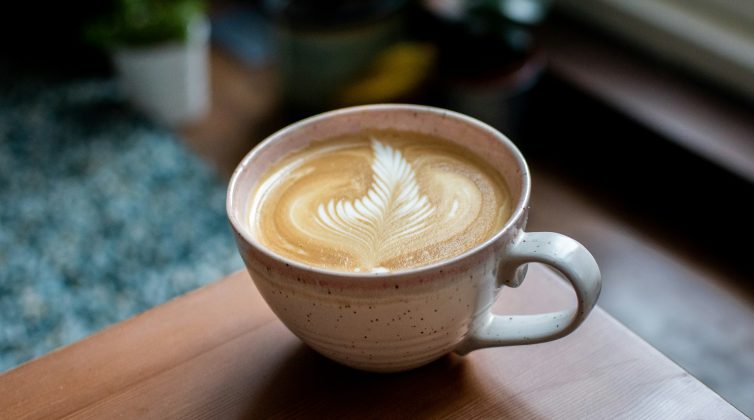 Flat White: Τι είναι αυτό το ρόφημα που τιμά σήμερα η Google