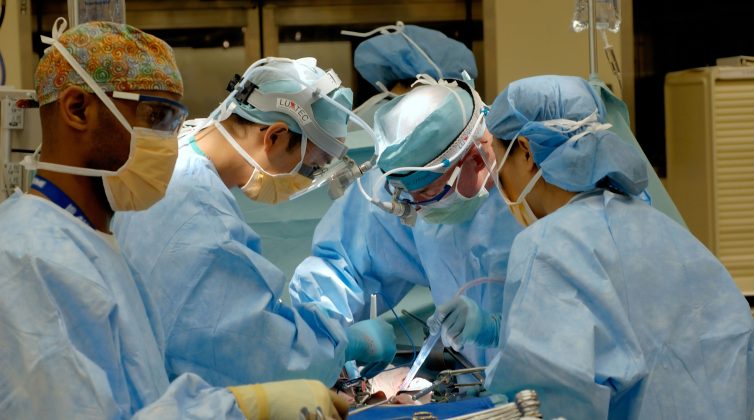 Απογευματινά χειρουργεία: Υπογράφηκε η ΚΥΑ - Οι 6 κατηγορίες επεμβάσεων και το κόστος τους