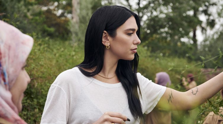 "YSL Beauty": Με αφορμή την ημέρα της γυναίκας η Dua Lipa μας ξεναγει στους κήπους της κοινότητας Ourika