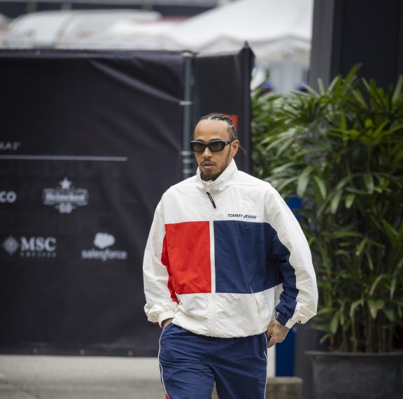 οι-lewis-hamilton-και-george-russel-με-tommy-hilfiger-στo-gran-prix-της-σανγκάης
