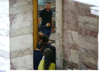 «Ρινγκ» η ελληνική Βουλή: Πιάστηκαν στα χέρια βουλευτές και έπεσαν βρισιές«Ρινγκ» η ελληνική Βουλή: Πιάστηκαν στα χέρια βουλευτές και έπεσαν βρισιές