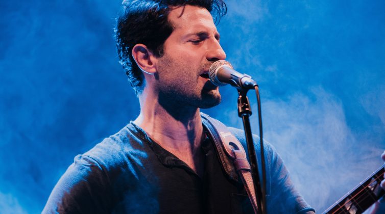 Όθωνας Μεταξάς: Εμφάνιση-έκπληξη στη Σφίγγα με ένα τεράστιο ρεπερτόριο!