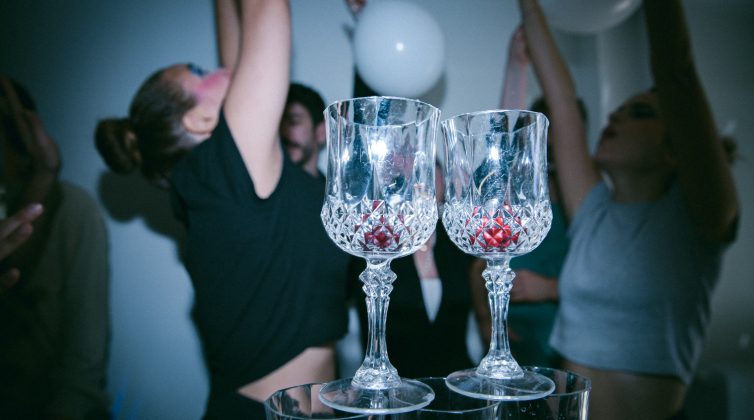 Millennials σε κρίση μέσης ηλικίας: Μια μαύρη κωμωδία για τις ανεξάντλητες πιθανότητες και τις χαμένες ευκαιρίες