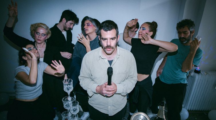 Millennials σε κρίση μέσης ηλικίας: Μια μαύρη κωμωδία για τις ανεξάντλητες πιθανότητες και τις χαμένες ευκαιρίες
