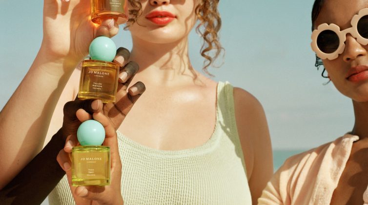 Τρία αναζωογονητικά αρώματα από τη συλλογή Blossoms του οίκου Jo Malone London υπόσχονται να σας συνοδεύσουν τη θερινή περίοδο.