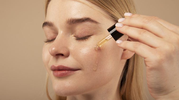 Η ΝΕΑ Plantscription™ Lifting + Firming Cream ανορθώνει ορατά , σμιλεύει , συσφίγγει , και ανανεώνει την λάμψη και την ελαστικότητα της επιδερμίδας