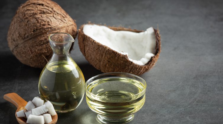 5 λόγοι για τους οποίους αξίζει να χρησιμοποιήσετε το λάδι καρύδας
