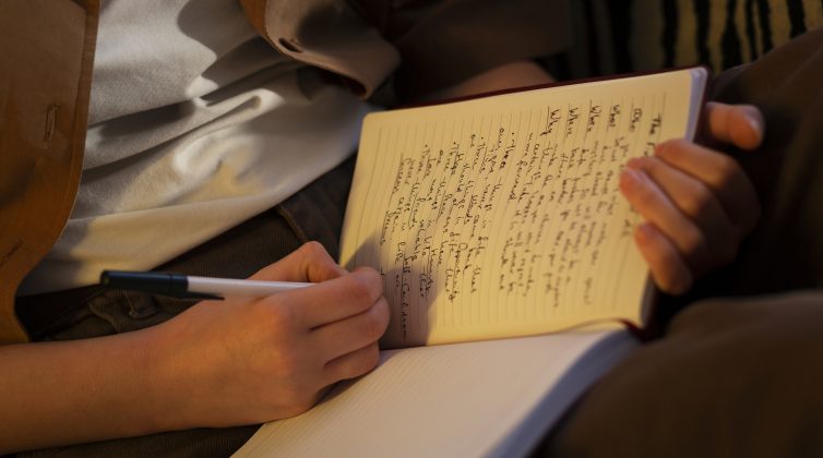 Μπορεί η περιποίηση του δέρματος να βοηθήσει στη ρύθμιση της συναισθηματικής μας κατάστασης;