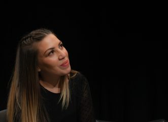η-ζαχαρούλα-χρόνη-σκηνοθετεί-την-πιο-α