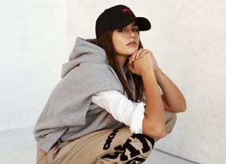 κaia-gerber-πρωταγωνιστεί-στην-καμπάνια-της-dkny