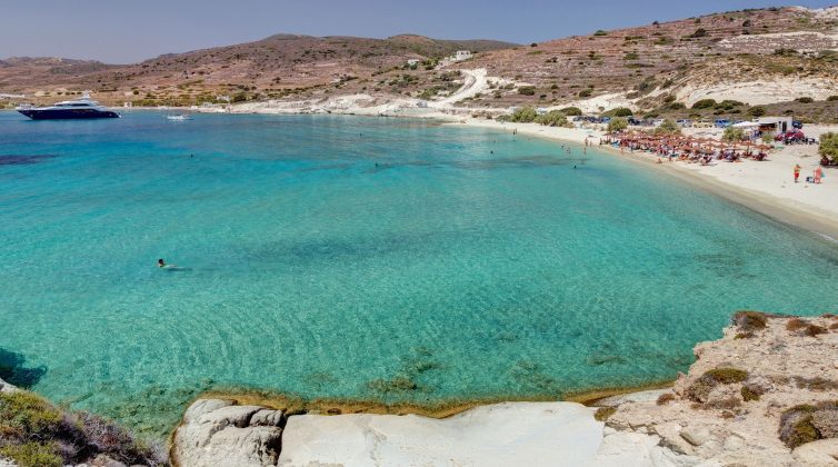 Σε ελληνικό νησί η πιο καθαρή παραλία του κόσμου