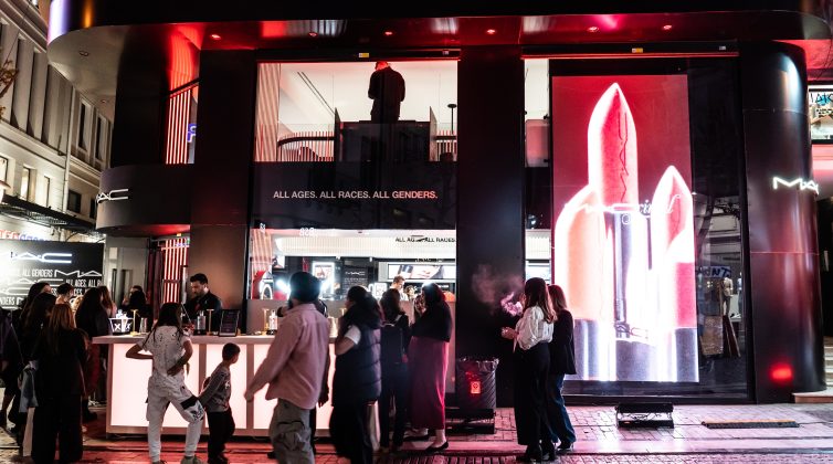 Το iconic κατάστημα της MAC Cosmetics στο κέντρο της Αθήνας ανανεώθηκε και άνοιξε τις πόρτες του