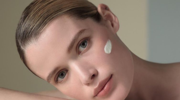 Glass Skin Effect: Δείτε πώς θα πετύχετε μόνες σας το απόλυτο το trend!