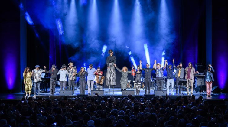 Η Ευανθία Ρεμπούτσικα με το «Carousel» της πάει Λυκαβηττό