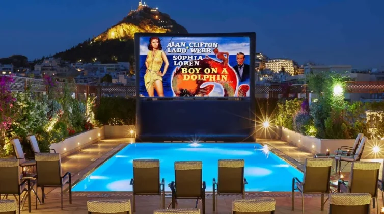 Pool Your Cinema: Θερινές προβολές με θέα στο roof του «Μεγάλη Βρεταννία»