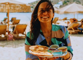 ελληνικό-brunch-κάτω-από-τα-αλμυρίκια-και-κλ