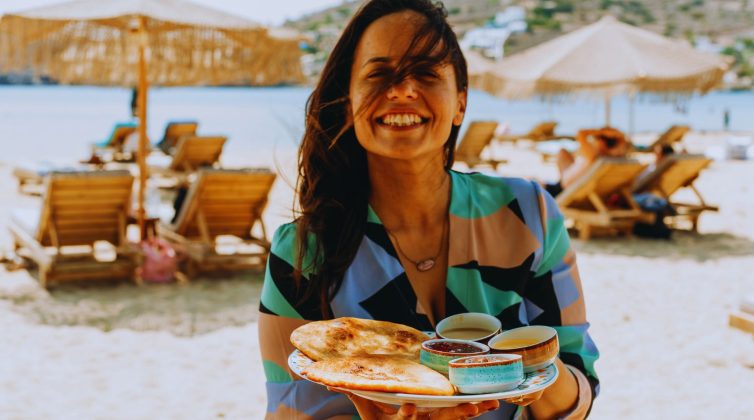 Ελληνικό brunch κάτω από τα αλμυρίκια και κλασικά cocktails με υπέροχες μουσικές και θέα τη θάλασσα