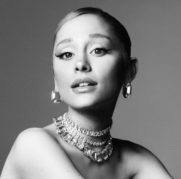 η-ariana-grande-είναι-το-νέο-πρόσωπο-της-swarovski