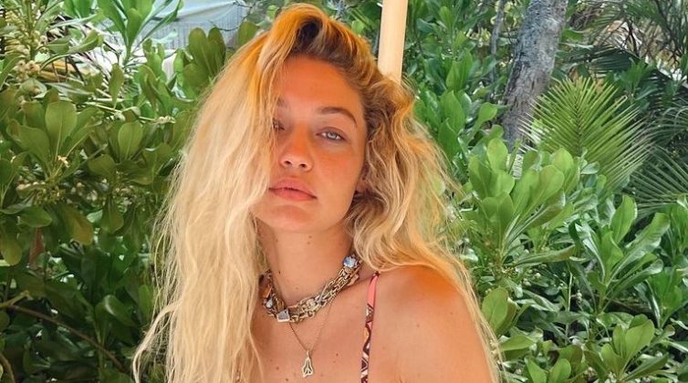 jorts-%ce%bc%ce%b5-sneakers-h-gigi-hadid-%cf%83%ce%bf%cf%8d-%ce%b4%ce%b5%ce%af%cf%87%ce%bd%ce%b5%ce%b9-%cf%84%ce%bf-stylish-look-%cf%84%ce%bf%cf%85-%ce%ba%ce%b1%ce%bb%ce%bf%ce%ba%ce%b1%ce%b9%cf%810