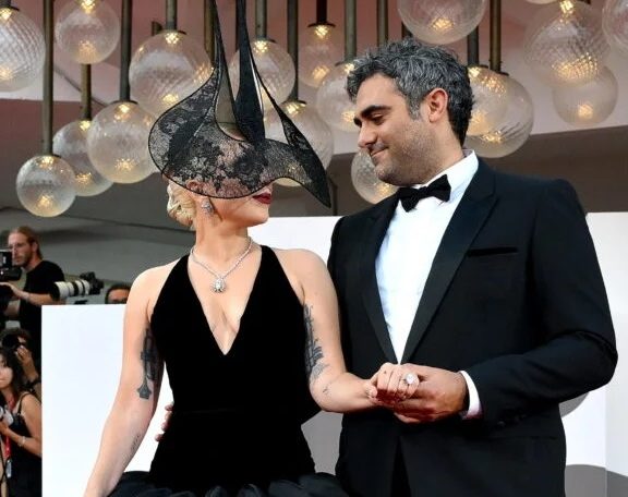 μόνο-η-lady-gaga-το-απίστευτο-καπέλο-που-φόρεσ