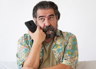 ο-caveman-επιστρέφει-στο-θέατρο-αργώ