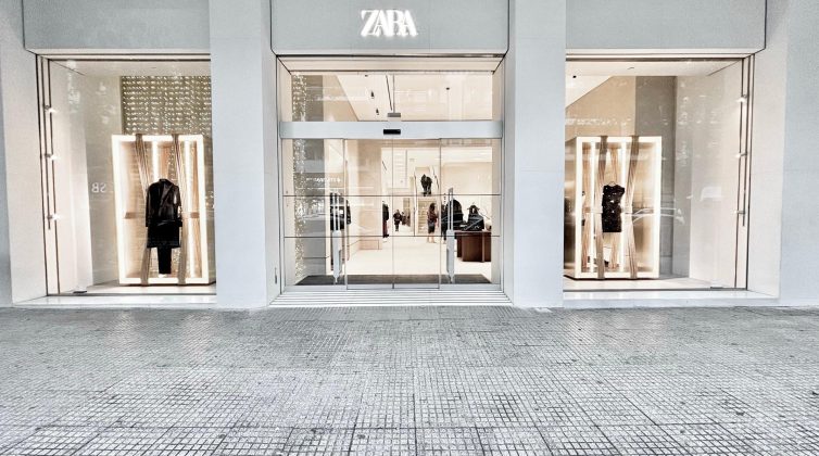 %ce%b7-zara-%ce%b5%ce%b3%ce%ba%ce%b1%ce%b9%ce%bd%ce%b9%ce%ac%ce%b6%ce%b5%ce%b9-%cf%84%ce%bf-%ce%bd%ce%ad%ce%bf-%cf%84%ce%b7%cf%82-%ce%ba%ce%b1%cf%84%ce%ac%cf%83%cf%84%ce%b7%ce%bc%ce%b1-%cf%83%cf%840