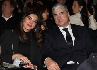 σταματίνα-τσιμτσιλή-με-cropped-σακάκι-και-chanel