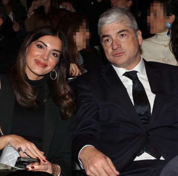 σταματίνα-τσιμτσιλή-με-cropped-σακάκι-και-chanel