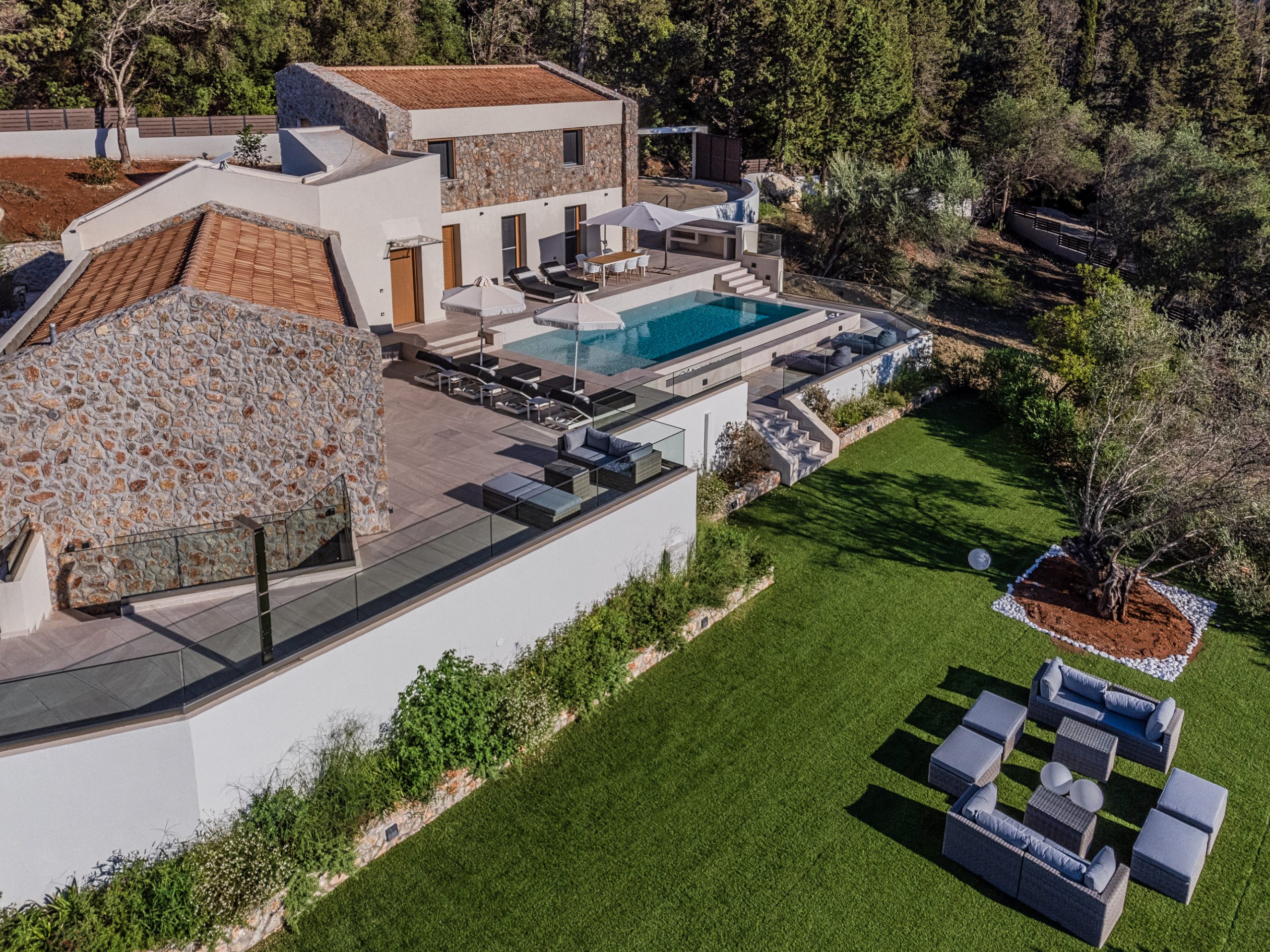 achilleion-villas-%ce%b1%ce%bd%ce%b1%ce%ba%ce%b1%ce%bb%cf%8d%cf%88%cf%84%ce%b5-%cf%84%ce%b1-%ce%bc%cf%85%cf%83%cf%84%ce%b9%ce%ba%ce%ac-%ce%ba%ce%b1%ce%b9-%cf%84%ce%b7%ce%bd-%ce%bc%ce%b1%ce%b3%ce%b56