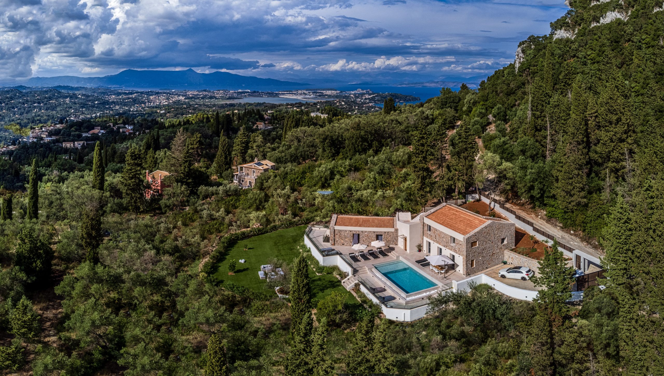 achilleion-villas-%ce%b1%ce%bd%ce%b1%ce%ba%ce%b1%ce%bb%cf%8d%cf%88%cf%84%ce%b5-%cf%84%ce%b1-%ce%bc%cf%85%cf%83%cf%84%ce%b9%ce%ba%ce%ac-%ce%ba%ce%b1%ce%b9-%cf%84%ce%b7%ce%bd-%ce%bc%ce%b1%ce%b3%ce%b50