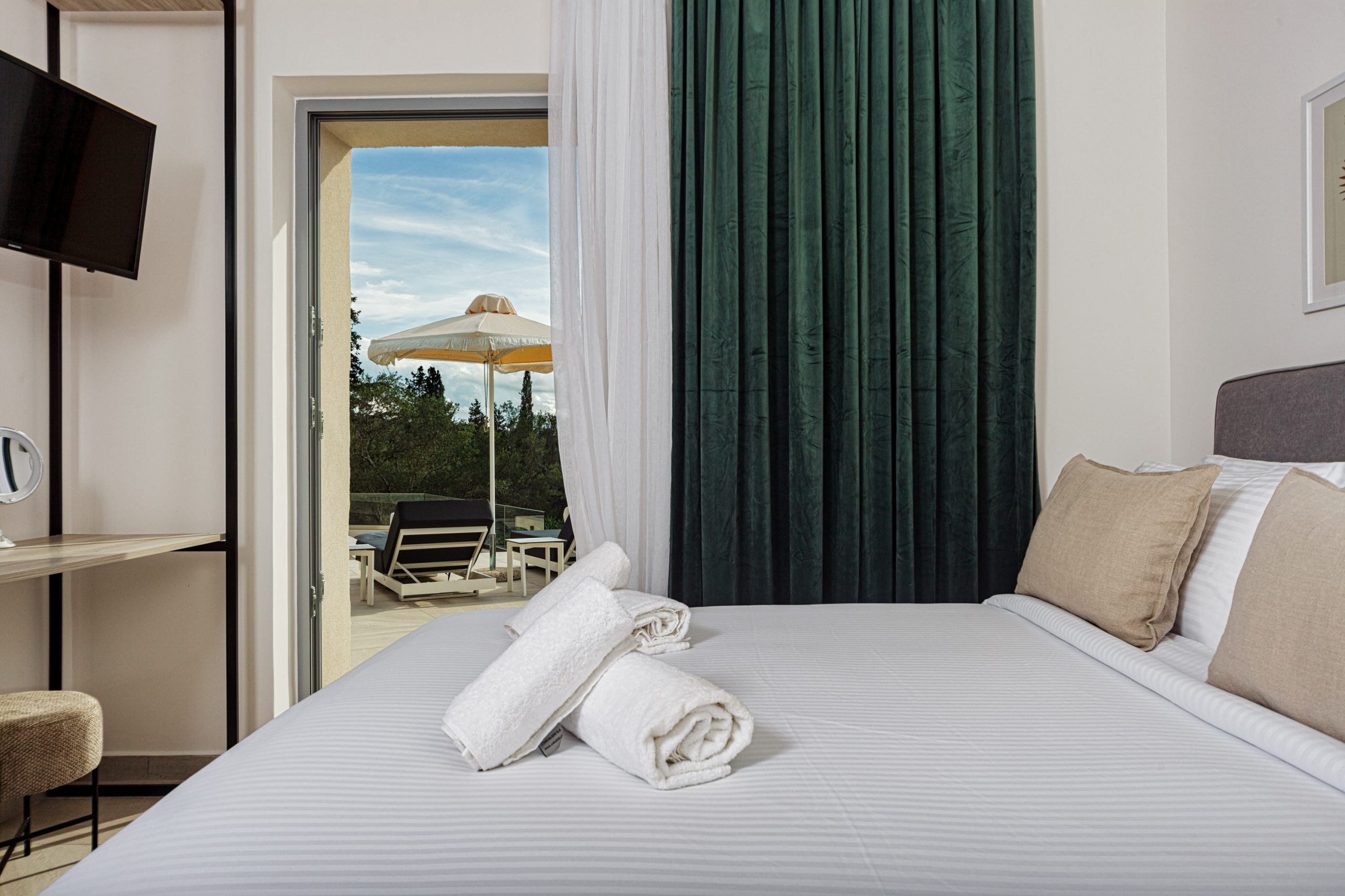 achilleion-villas-%ce%b1%ce%bd%ce%b1%ce%ba%ce%b1%ce%bb%cf%8d%cf%88%cf%84%ce%b5-%cf%84%ce%b1-%ce%bc%cf%85%cf%83%cf%84%ce%b9%ce%ba%ce%ac-%ce%ba%ce%b1%ce%b9-%cf%84%ce%b7%ce%bd-%ce%bc%ce%b1%ce%b3%ce%b54