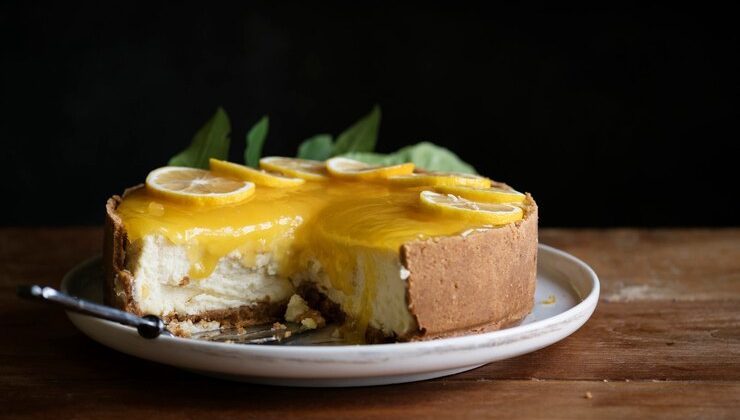 cheesecake-%ce%bc%ce%b5-%ce%bb%ce%b5%ce%bc%cf%8c%ce%bd%ce%b9-%ce%ba%ce%b1%ce%b9-%ce%bb%ce%b5%cf%85%ce%ba%ce%ae-%cf%83%ce%bf%ce%ba%ce%bf%ce%bb%ce%ac%cf%84%ce%b1-e%cf%8d%ce%ba%ce%bf%ce%bb%ce%bf0