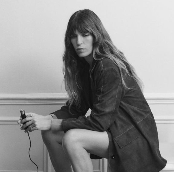 η-lou-doillon-πρωταγωνιστεί-στη-νέα-καμπάνια-τη
