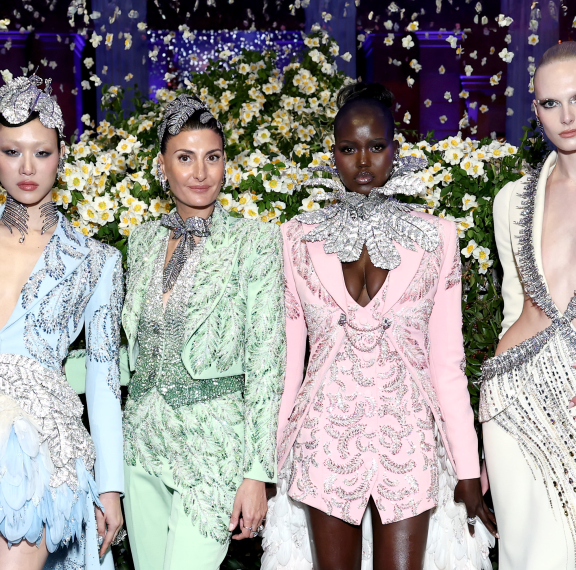 η-swarovski-φώτισε-το-κόκκινο-χαλί-του-met-gala