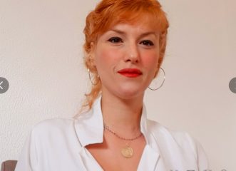 θεώνη-κουφονικολάκου-μιλώντας-με-τη-σ