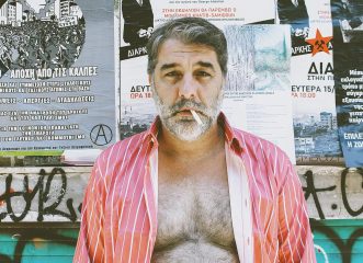 o-βασίλης-μπισμπίκης-ποζάρει-με-κόκκιν