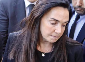 η-μάνα-που-αποχαιρέτησε-μόνη-την-κόρη-τ