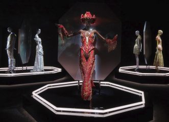 η-swarovski-παρουσιάζει-τη-μνημειώδη-έκθεση-ma