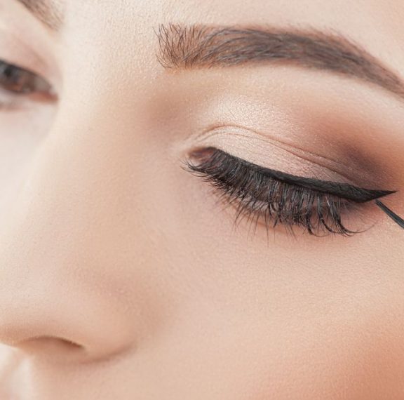 ανακαλείται-δημοφιλές-eyeliner-που-πωλείται