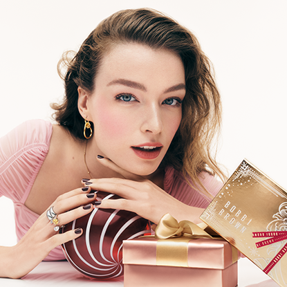 wrapped-in-wonder-%cf%84%ce%b7%cf%82-bobbi-brown-%ce%b7-%ce%bd%ce%ad%ce%b1-%cf%83%cf%85%ce%bb%ce%bb%ce%bf%ce%b3%ce%ae-%ce%bc%ce%b1%ce%ba%ce%b9%ce%b3%ce%b9%ce%ac%ce%b6-%cf%80%ce%bf2
