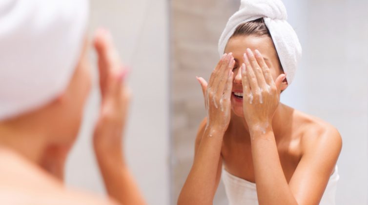 micellar-water-%ce%ba%ce%b1%ce%b9-face-serum-hyaluronic-acid-%ce%b4%ce%b9%cf%80%ce%bb%ce%ae-%ce%b1%cf%83%cf%80%ce%af%ce%b4%ce%b1-%cf%80%cf%81%ce%bf%cf%83%cf%84%ce%b1%cf%83%ce%af%ce%b1%cf%82-%ce%ba0