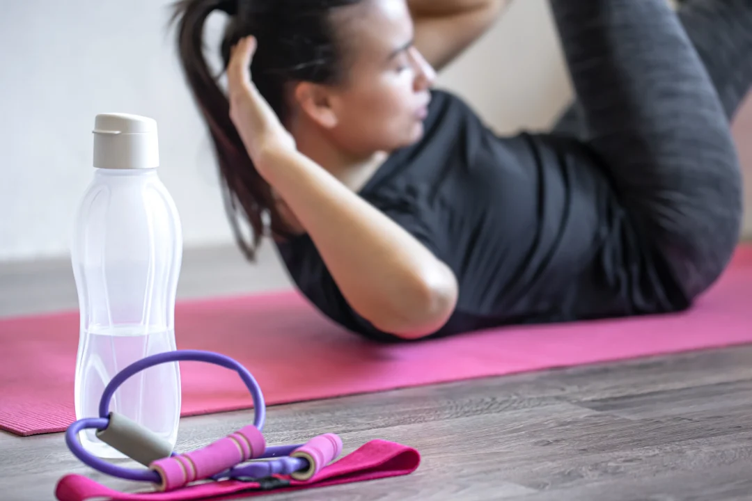 Η άσκηση που προτείνουν οι personal trainers για μέση «δαχτυλίδι»